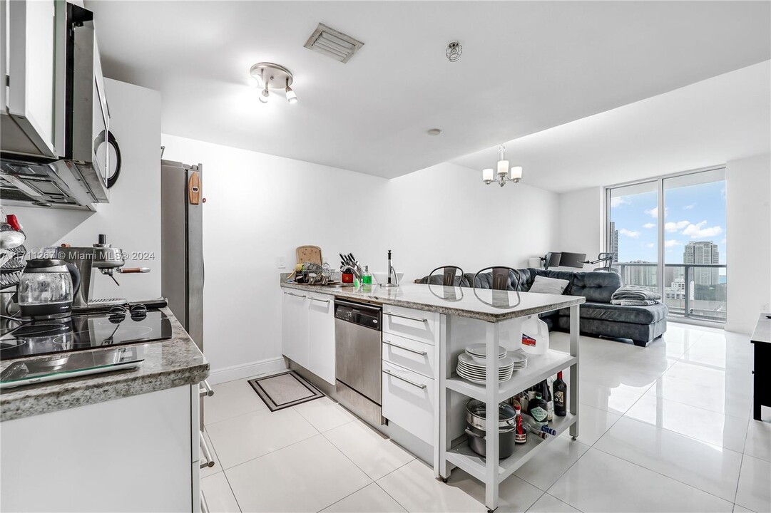 185 SW 7th St, Unit 3408 in Miami, FL - Building Photo