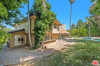 10926 Alta View Dr in Los Angeles, CA - Building Photo - Building Photo