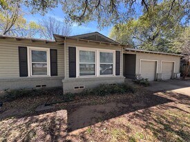 1414 W Lovers Ln in Arlington, TX - Building Photo