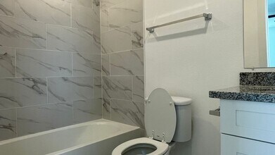 9746 Garcroft St in Houston, TX - Foto de edificio - Building Photo