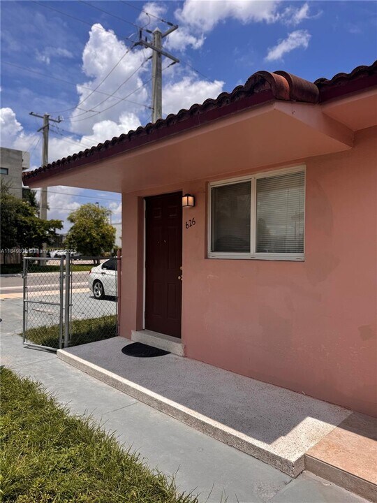 626 W 17th St in Hialeah, FL - Foto de edificio