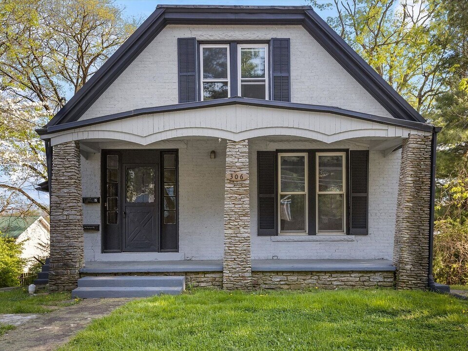 306 E High St in Mount Sterling, KY - Building Photo