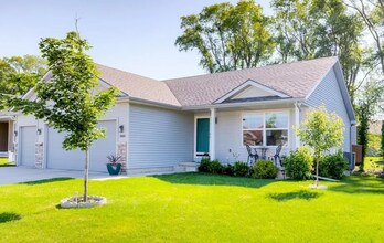 5805 Pine Ct in Johnston, IA - Building Photo - Building Photo