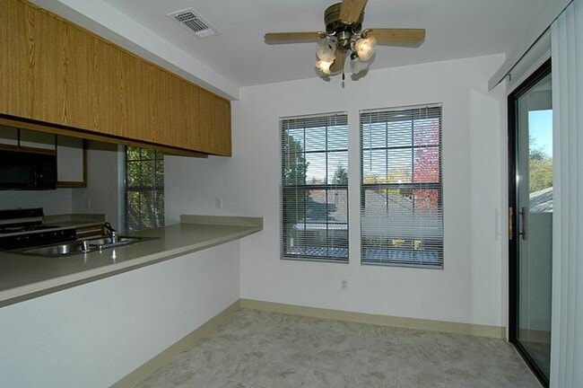 Gunn Road Commons in Carmichael, CA - Foto de edificio - Building Photo