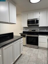 1725 Landana Dr in Concord, CA - Foto de edificio - Building Photo