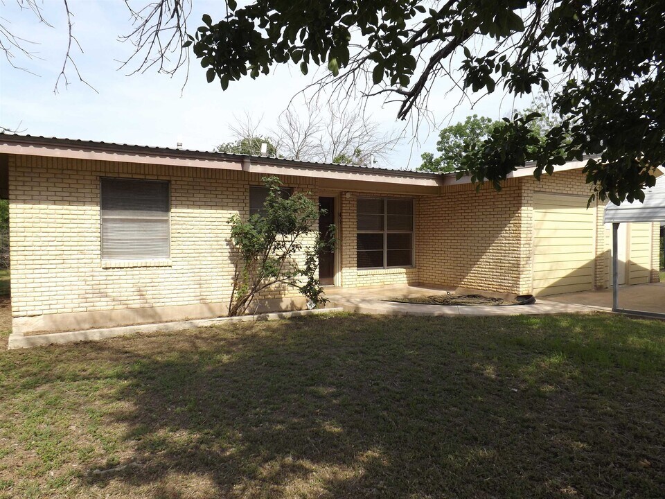 702 N Silver St in Burnet, TX - Building Photo