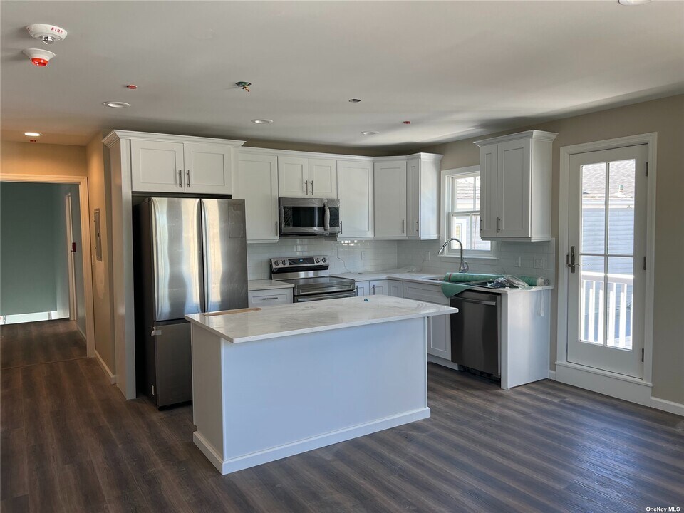 269 Bayville Ave-Unit -1 in Bayville, NY - Building Photo