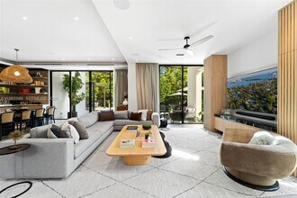 8246 NE 2nd Ct in Miami, FL - Foto de edificio - Building Photo