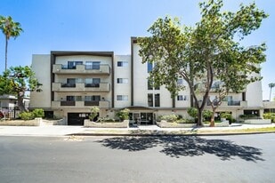 Serrano Apartments in Los Angeles, CA - Building Photo