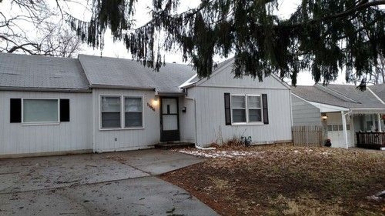 11016 E 57 Terrace in Raytown, MO - Foto de edificio