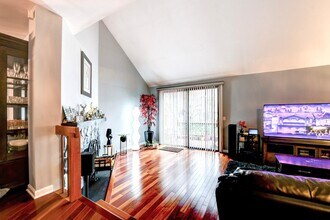 572 Sanderling Ct in Secaucus, NJ - Building Photo - Building Photo