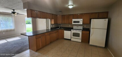 135 S Suzanne Ct in Merritt Island, FL - Building Photo - Building Photo