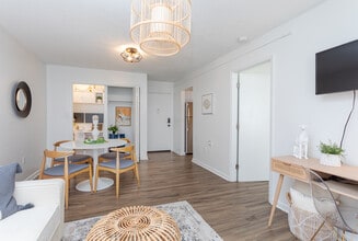 Capital Flats & Magnolia Square Apartments in Raleigh, NC - Foto de edificio - Building Photo