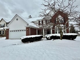 2609 Huntington Dr in Lake Orion, MI - Building Photo