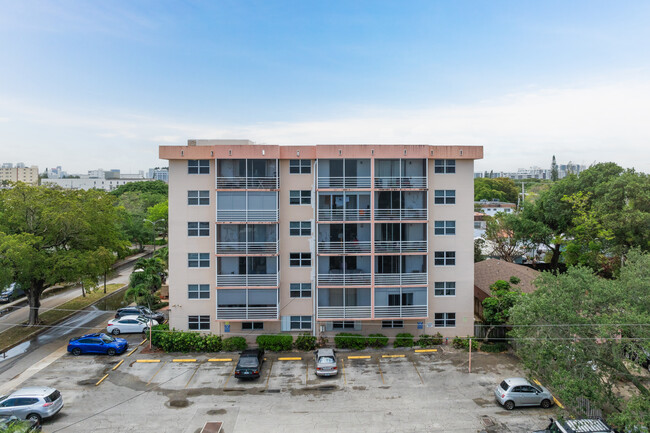 Dixiana Condominiums in Hollywood, FL - Building Photo - Building Photo