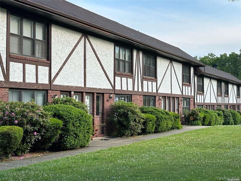 26 Bailey Ct in Middle Island, NY - Building Photo