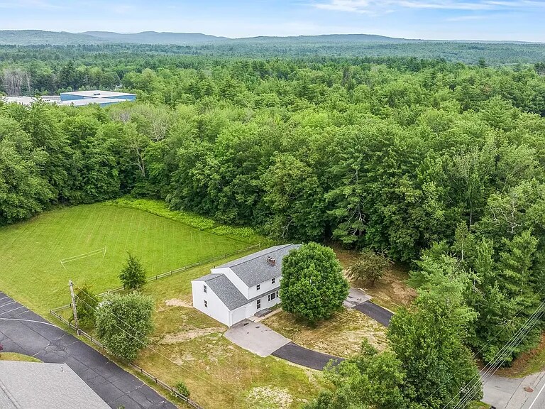 284 Eastern Ave in Rochester, NH - Building Photo