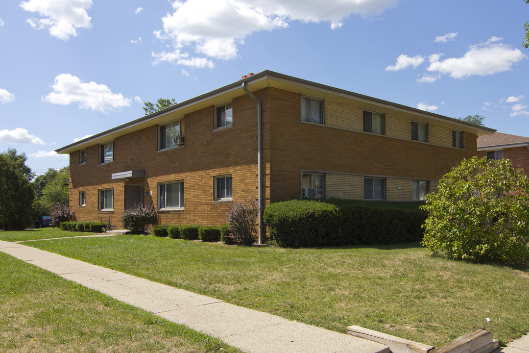 8801 W Mill Rd in Milwaukee, WI - Foto de edificio