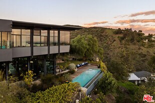 1406 1/2 N Kenter Ave in Los Angeles, CA - Building Photo