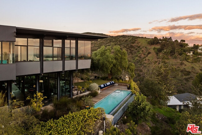 property at 1406 1/2 N Kenter Ave