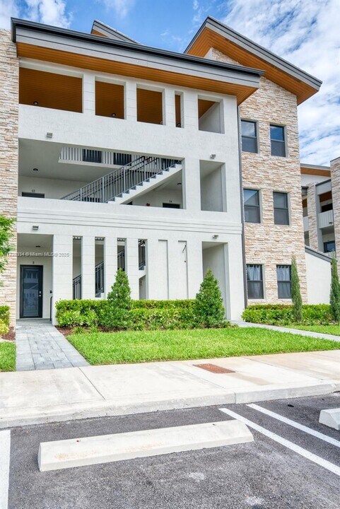 7831 NW 104th Ave in Doral, FL - Building Photo