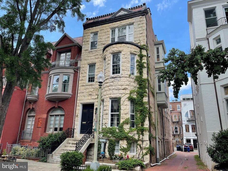 2025 Hillyer Pl NW in Washington, DC - Foto de edificio