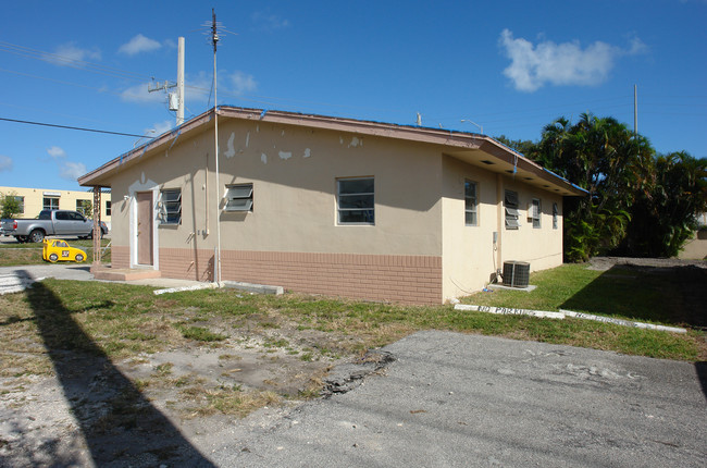 2600-2606 NE 203rd St in Miami, FL - Building Photo - Building Photo