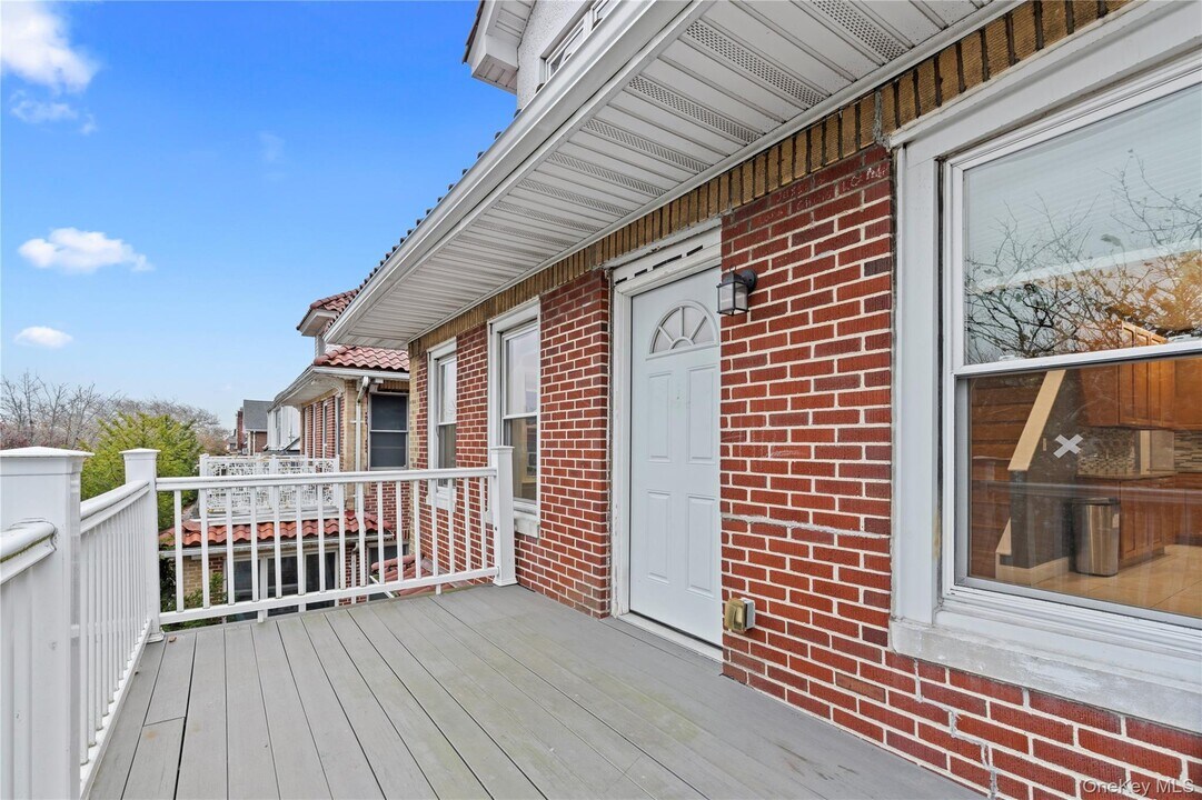 148 W Walnut St in Long Beach, NY - Building Photo