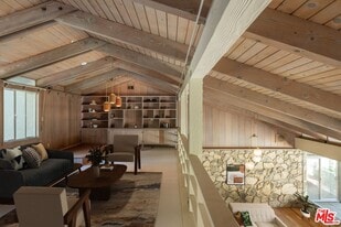 1365 N Wetherly Dr in Los Angeles, CA - Building Photo