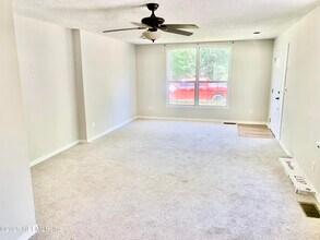 6552 Hughes St in Jacksonville, FL - Foto de edificio - Building Photo