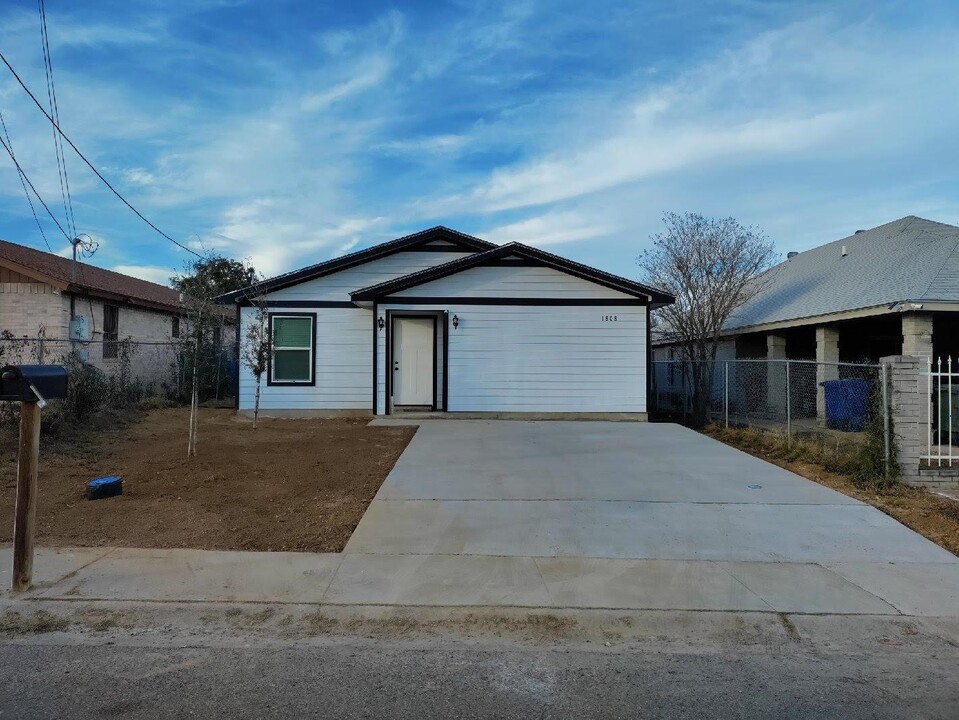 1808 Chacon St in Laredo, TX - Building Photo