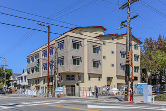 Stranda Apartments in Berkeley, CA - Foto de edificio - Building Photo