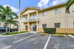 6900 NW 179th St, Unit 104-1 in Hialeah, FL - Building Photo