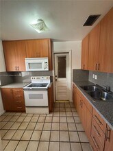 106 NE 2nd Ave in Hallandale Beach, FL - Foto de edificio - Building Photo