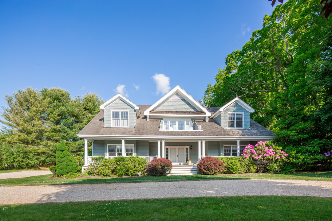 4 Heritage Farm Ln in East Hampton, NY - Building Photo