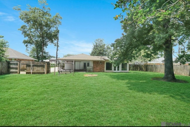 915 Sharon St in Denham Springs, LA - Foto de edificio - Building Photo