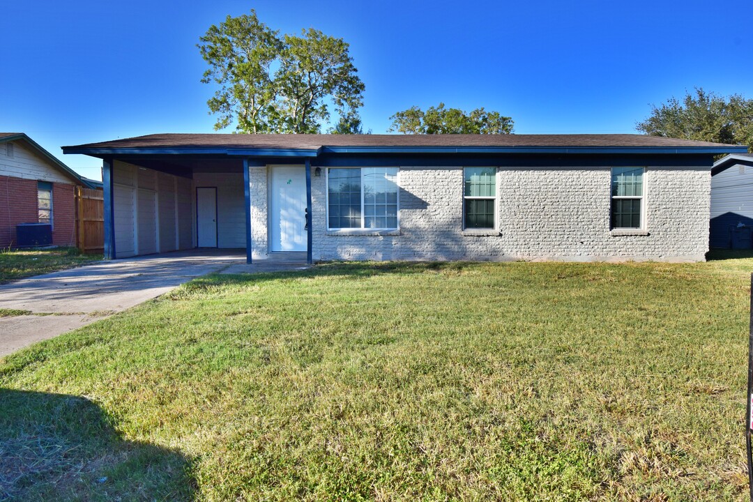 1013 W Sprague St in Edinburg, TX - Building Photo