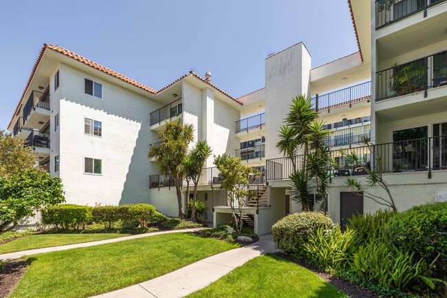 1720 Ardmore Ave, Unit 323 in Hermosa Beach, CA - Building Photo - Building Photo