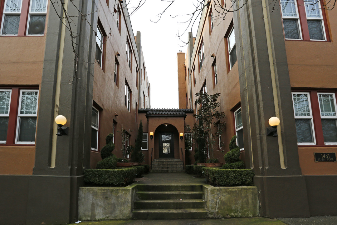 Castle Manor in Portland, OR - Building Photo