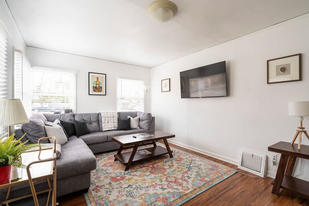 825 SE 49th Ave in Portland, OR - Foto de edificio