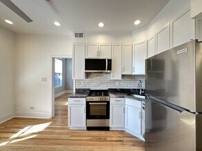 2821 W Shakespeare Ave in Chicago, IL - Foto de edificio - Building Photo