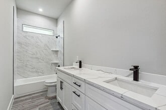 2519 E Overton Rd in Dallas, TX - Building Photo - Building Photo