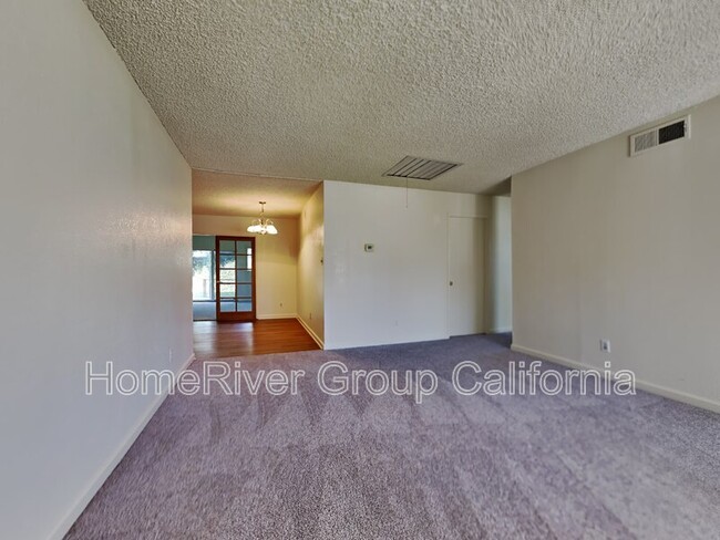 8909 Sawtelle Way in Sacramento, CA - Building Photo - Building Photo