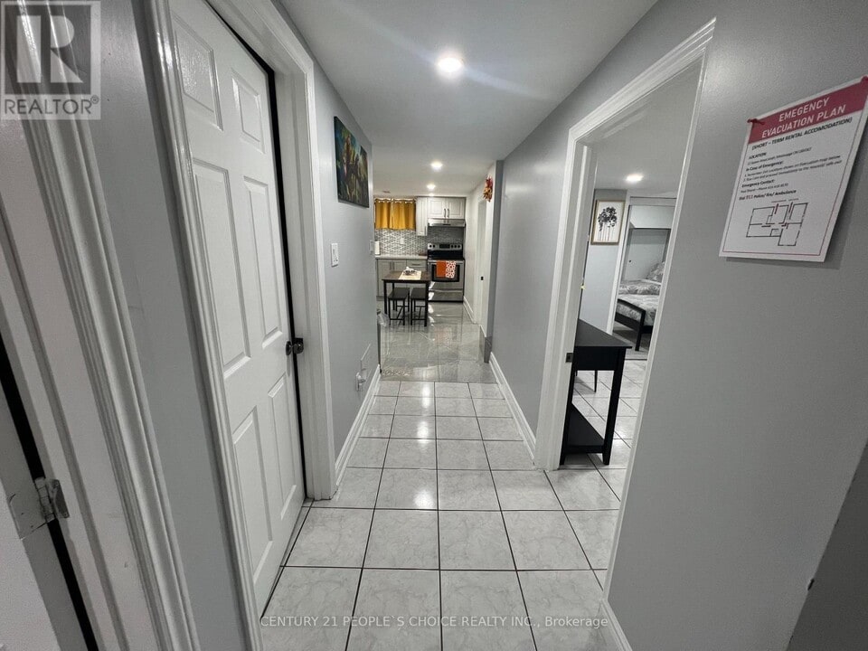 11 Queen St S in Mississauga, ON - Building Photo