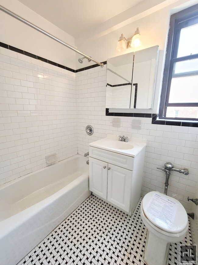 GRAND CONCOURSE in Bronx, NY - Building Photo - Building Photo