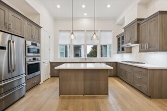 823 Paige St in Houston, TX - Foto de edificio - Building Photo