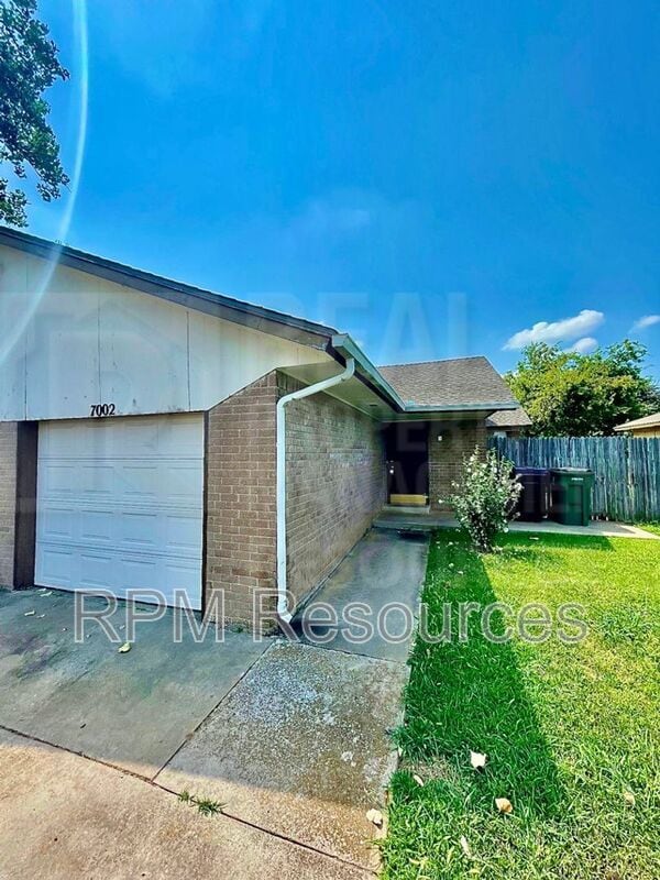 7002 Woodlake Dr in Oklahoma City, OK - Building Photo - Building Photo