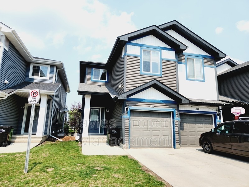 8209-8217 217 St NW in Edmonton, AB - Building Photo