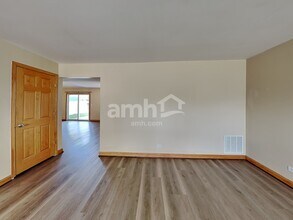 1440 Summerhill Dr in Mundelein, IL - Foto de edificio - Building Photo