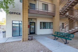 Rancho Montanas Senior Apartments in Phoenix, AZ - Foto de edificio - Building Photo
